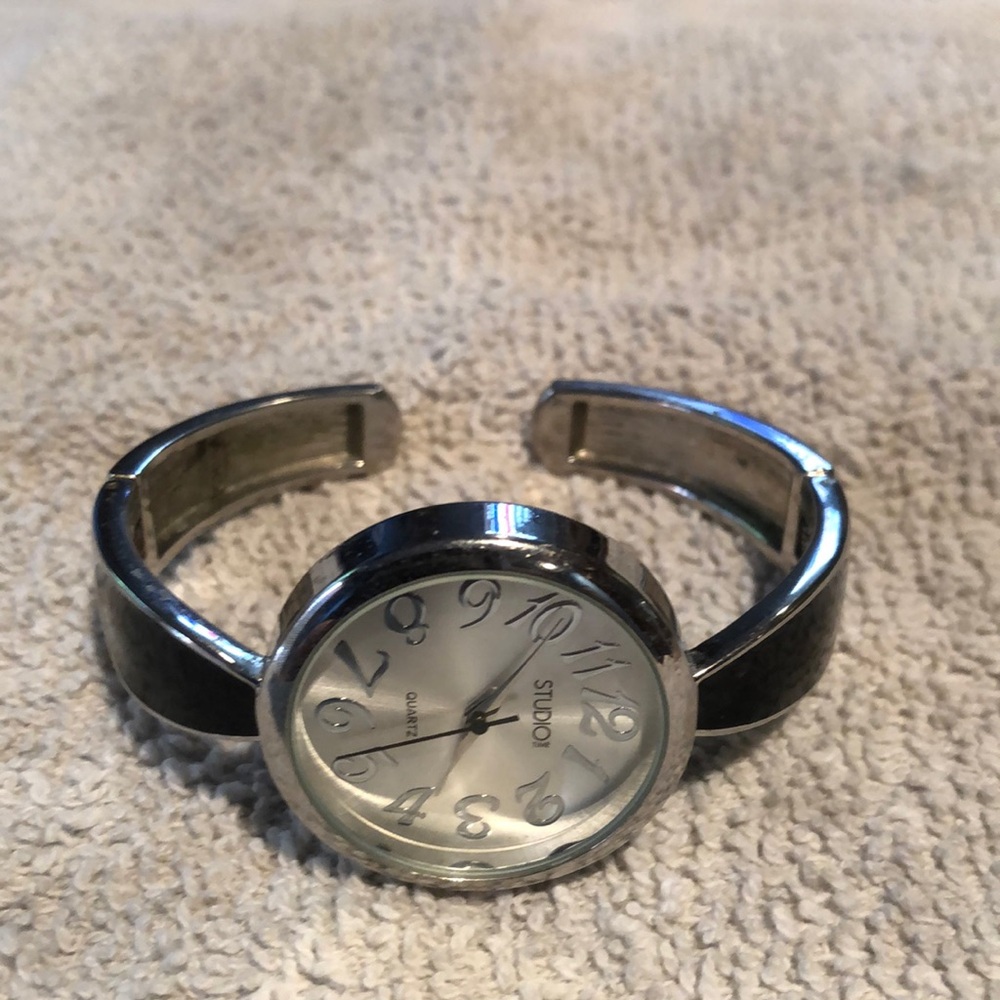 Studio time Quartz watch with hinges and large face